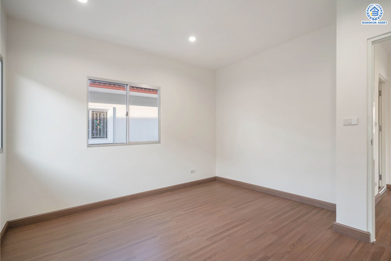 บ้านมือสองตกแต่งใหม่ โครงการ พฤกษาวิลเลจ5 บางใหญ่ เนื้อที่ 51.8 ตร.ว. ฟังก์ชัน 3 ห้องนอน 2 ห้องน้ำ จอดรถได้ 1 คัน เปลี่ยนระบบสุขาภิบาลใหม่ พร้อมเข้าอยู่ บนทำเลเดินทางสะดวก ใกล้รถไฟฟ้าสถานี "คลองบางไผ่" และจุดขึ้นทางด่วน "กาญจนาภิเษก"